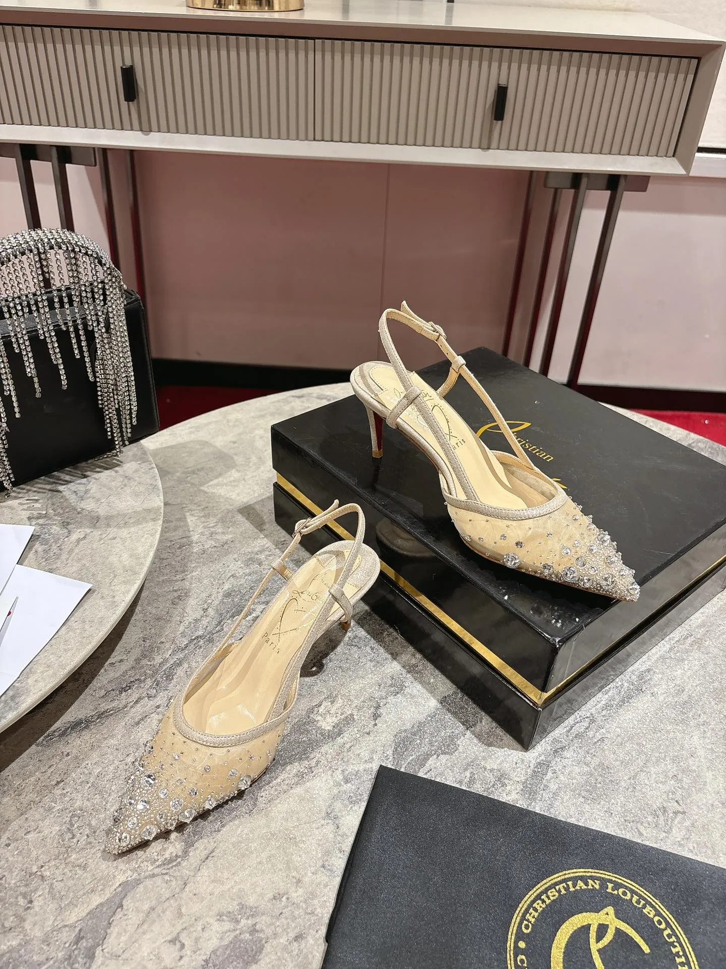 👟👟Ex-factory price 740👟👟 🆑❥∙ Mesh seam drill (single shoe)🦋✪ꫛꫀw.✔︎ This style features a slightly pointed toe made from white mesh with crystal beads and diamonds, a 65mm heel height, hand-placed crystals added to the front, and our signature Louboutin red sole with Christian Louboutin's signature and heart-shaped imprint logo on the insole. Size: 34 yards-42 yards (34.40.41.42. Customized, non-returnable and non-exchangeable‼️) Heel height: 6.5cm Color: White Apricot